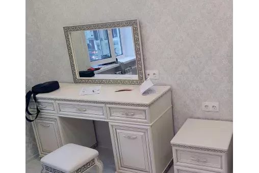 Туалетный стол с зеркалом и пуфом Берта белый жемчуг